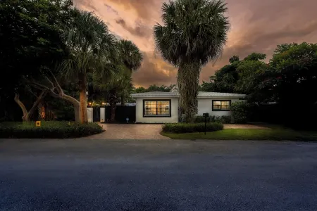 Luxury Delray Beach 4/3 Heated Pool & Spa Home - 2 King Masters Отели рядом с достопримечательностью «The Art Arena Gallery»