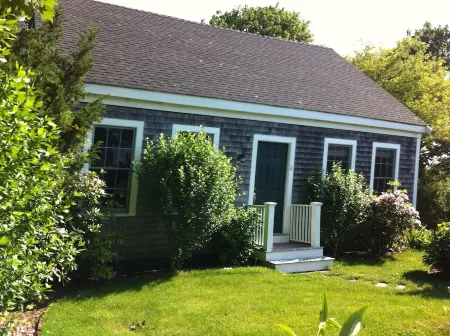 In-town Nantucket Cottage - Abuts Bird Sanctuary