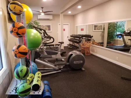 Beachfront  / Corner  / Renovated / 2nd floor condo unit: F-204 Отели рядом с достопримечательностью «Онелоа Бич»