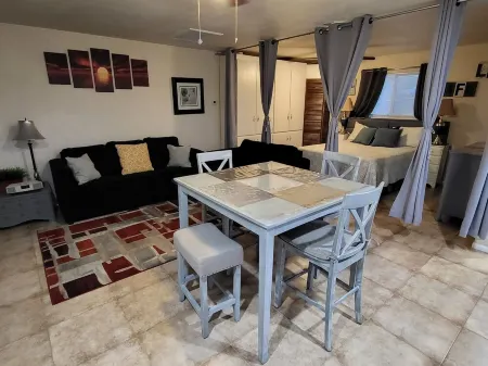 Cozy Casita in a safe quiet neighborhood near a beautiful pond.