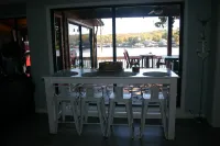 Large Lakefront Family Retreat on Quiet and Lively Cove - Homestays