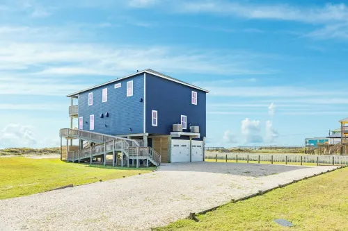 6-bedroom house on fabulous Surfside Beach with private volleyball court