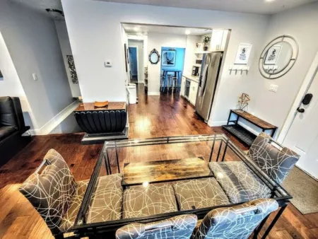 Reflection Bnb - 3 Kings, 4 Tvs, 2 Baths, Garage Отели рядом с достопримечательностью «Китайски ресторант "Китайски квартал"»