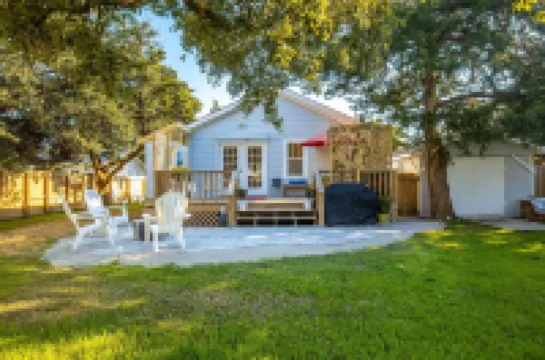 Calm Tide on Ann Street, Mid Century Modern.  Walk to Downtown.   No Pets. Hotels in Beaufort