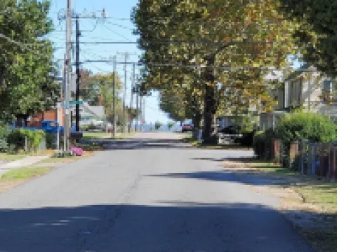 Large Luxury 4 bed/3 bath Beach House-2 Blocks to beach, 1 Block to Bay Hotels in Colonial Beach
