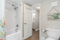 Oceanfront Condo w/Views, Pool + Parking - Wi-Fi