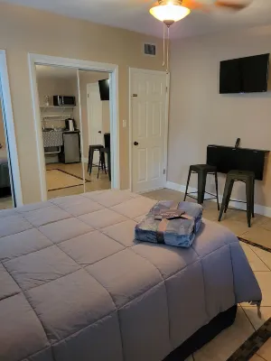 Near to the Beach, UTC mall, SCF, IMG, Airport, Ringling Museum and much more Hotel a Bayshore Gardens