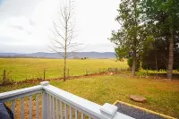 Cozy Retreat - Hot tub + Mountain Views + Pets