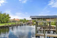 Waterfront! Dock available for rent at rear, kayaks and paddle board included! Hotels in Homosassa