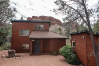 This loft style home is a perfect romantic getaway! Near to shopping and hiking! Hotel dekat Jewish Community of Sedona and the Verde Valley
