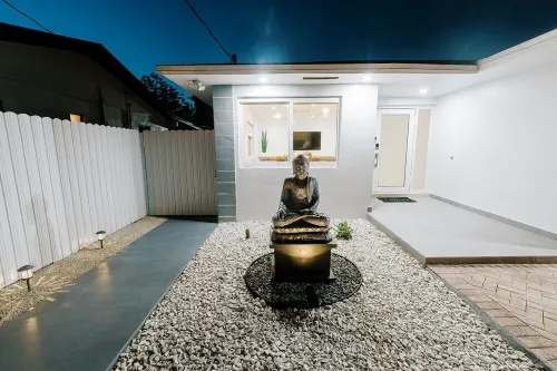 Encanto Family, cozy patio & pool, near to everything - Homestays