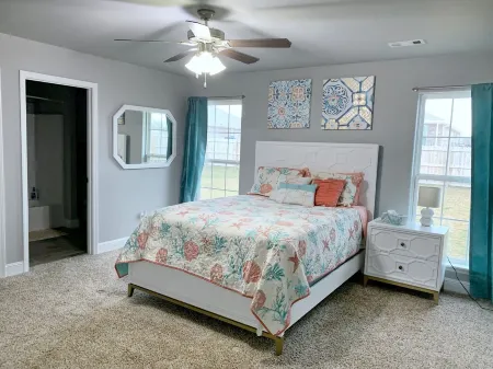 MODERN HOME - firepit & fenced in backyard!