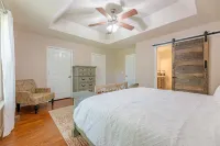 The Back 40 Getaway! Backs to Trail! Minutes from Blowing Springs & Gear Garden!