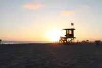 2-blocks to beach, Private Rooftop Deck!