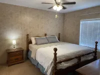 Cheerful 2 bedroom home, King Suite, Wi-Fi