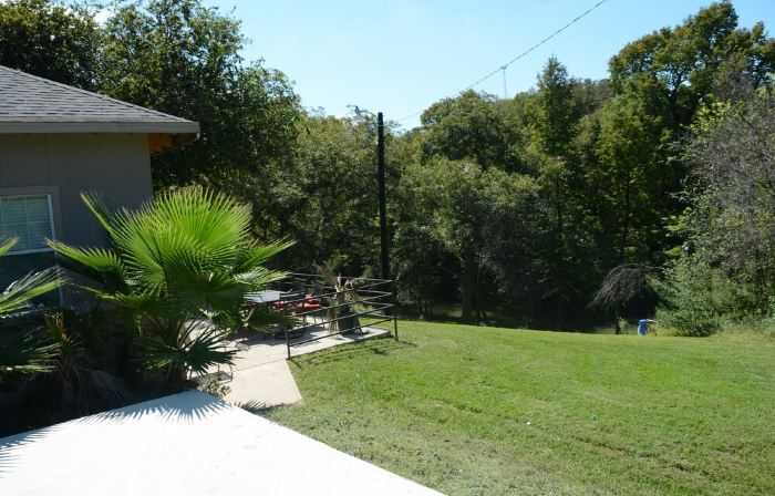 Large River Home with private pool, basketball court, private, pool table