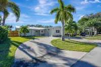 Pet Friendly Spacious 4 Bedroom House Near Beach - Sleeps 10