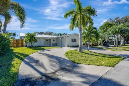 Pet Friendly Spacious 4 Bedroom House Near Beach - Sleeps 10 Отели в г. Палм-Бич-Гарденс