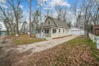 Charming Cottage w/ Lake Access and private Fire Pit