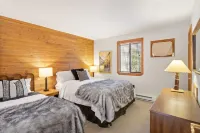 Karaoke!•LUX French Chalet•HotTub•Pool Table•FirePit•Pets•AC•Beach+Lake Access!