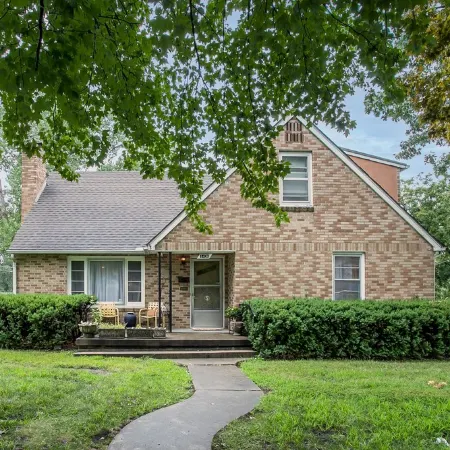 Huge 1960s Style Family and Pet Friendly Home