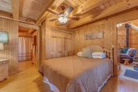 Beautiful Lake Front Log Cabin with Dock