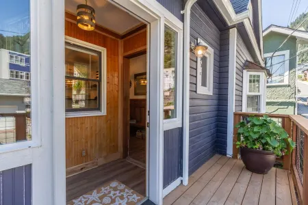 Spacious suite in the heart of downtown