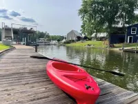 Family friendly lakehouse with swimming pool, dock, ping pong, Foosball & kayak.