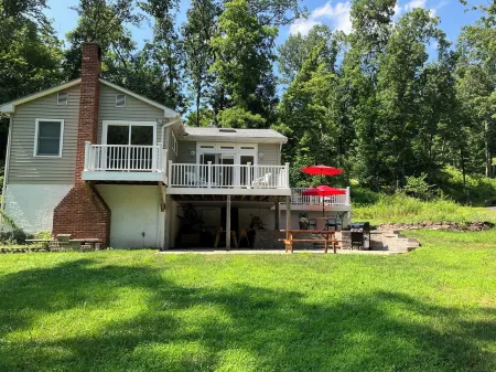 Creekside Retreat-spacious cottage nestled in the wildflowers and lush woods
