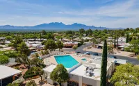 Entire 1500 sqft 2bed 2bath access to the pool don't be cramped in a room!