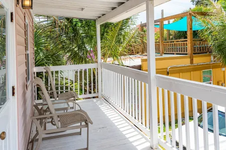 Beautiful 2nd fl. condo across the street from the beach. Отели рядом с достопримечательностью «Тики Гарденс - Индиан-Шорс Бич Аксесс»