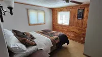 Hunter Special! Year Round Cabin.Booking for Winter and  Summer 2026! Sleeps 10 Hotels in Scandia Valley Township