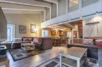 COZY MOUNTAIN RETREAT - Steps to Village, Gondola and Brewery -Heated parking