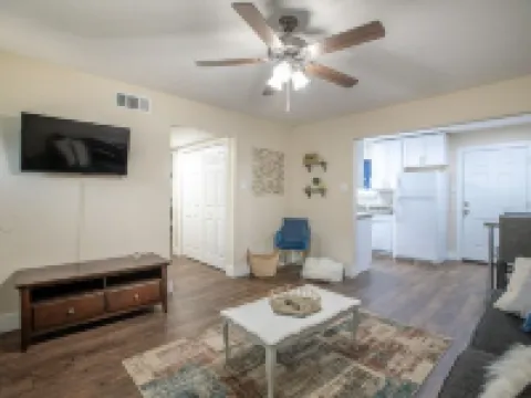 Lovely 2 bedroom in Midlothian, 3 minutes from downtown. Hotels in Midlothian