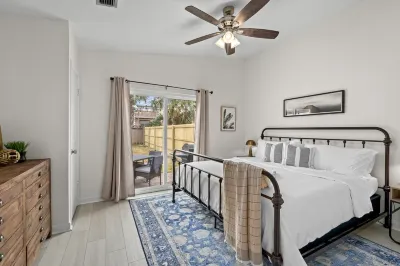 Lovely, Private Home in PCB! Fully fenced yard, steps to the beach! Hotel dekat Capt Salty Charters