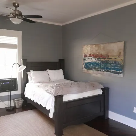 Caretaker cottage with 1 bedroom and WiFi, AC in delightful Dixon Springs