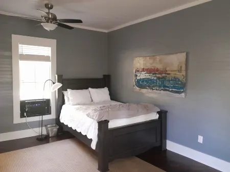 Caretaker cottage with 1 bedroom and WiFi, AC in delightful Dixon Springs