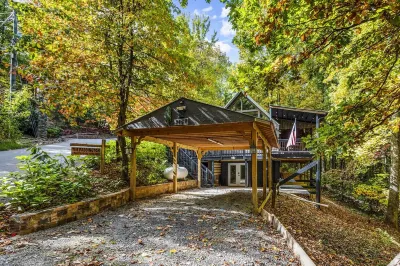 Mountain Log Cabin W/ King Bed, Covered Parking and Arcade! Hotel dekat RainForest Adventures Zoo