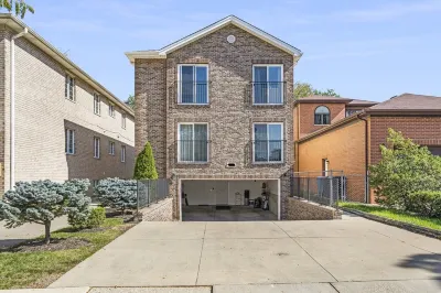 Luxe Duplex - Private Gym -Huge Yard -King Beds Garage Parking-EV Charger- Crib Hotels near Spirit Airlines