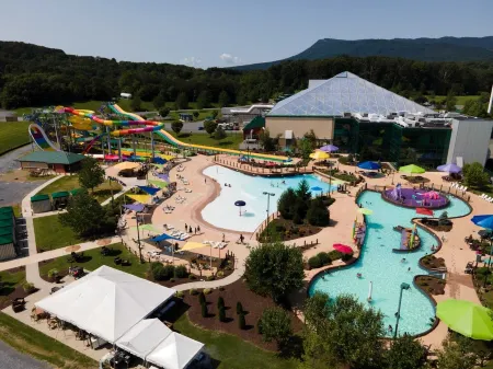 Stunning Luxury Home: Majestic Massanutten Views with New Hot Tub Отели в г. Массанаттен