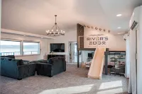Rivers Edge• Unique Kids Playroom + Stunning Water Views + Hot Tub