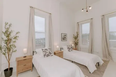 East Main Lofts -Roller Rink 301 Отели в г. Мэдисон