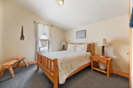 Shangri Lodge-Terry Peak Cabin with Hot Tub