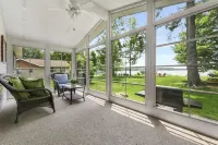 Cozy private lakefront cottage, pet-friendly, short drive to Traverse City