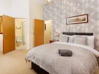 Beatles-Inspired Oasis near Penny lane/fee parking 約翰·列儂故居附近的飯店