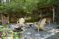Quaint cabin with a creek in front that will lull you to sleep