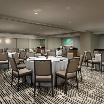 AC Hotel Honolulu Отели рядом с достопримечательностью «Айолани Палас»