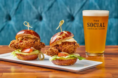 Hilton Garden Inn Milwaukee Downtown Отели рядом с достопримечательностью «UWM English as a Second Language Program»