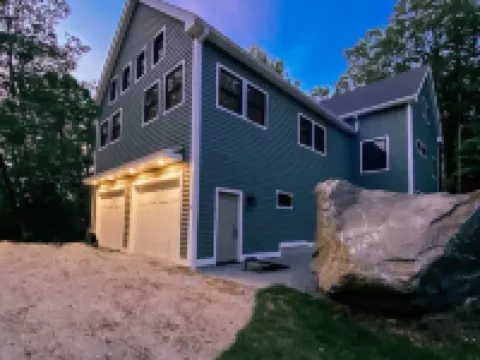 Family Friendly Newfound Lake Home, Sleeps 10, Pool Table, Kayaks & Paddleboards Hotels in Bristol