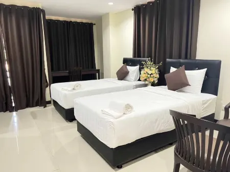 The Green Residence 304 Отели в г. Si Maha Phot